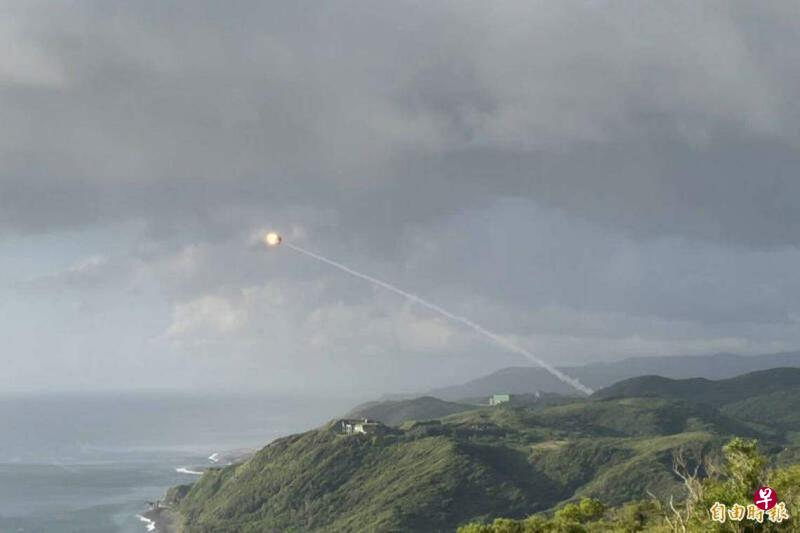 台湾试射两枚爱国者导弹 其中一枚升空后自爆