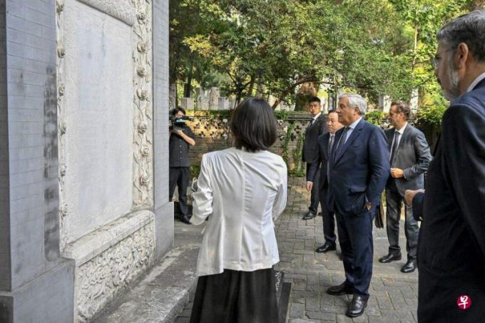 意大利副总理兼外长访华首日参谒利玛窦墓碑