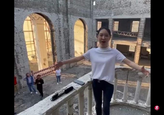 乌外交部抗议中国歌手在马里乌波尔剧院废墟唱《喀秋莎》
