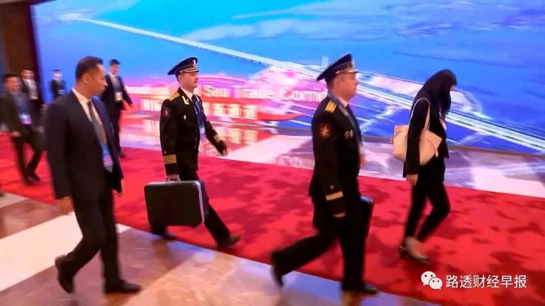 普京访华期间被拍到核手提箱不离身,由随行军官携带