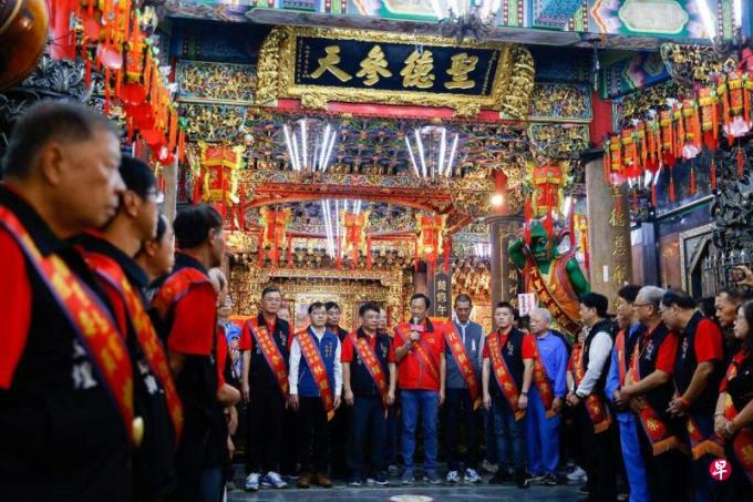 富士康被查后郭台铭首次现身 幕僚否认退选传闻