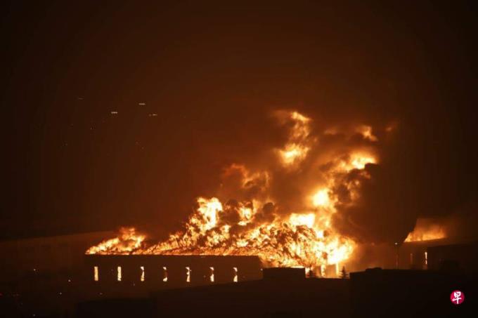 青岛一保税仓库发生火灾