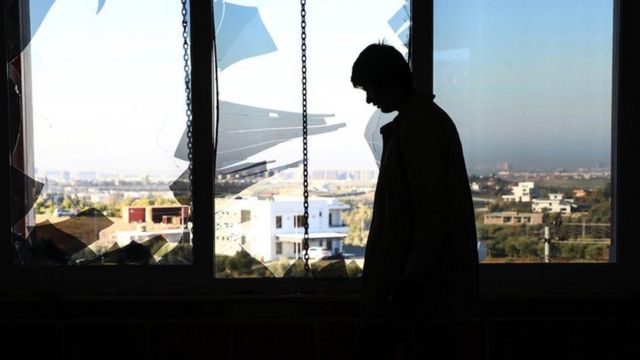 一名伊拉克库尔德男子正在检查伊朗导弹袭击伊拉克北部埃尔比勒市后的受损情况(2024年1月16日)