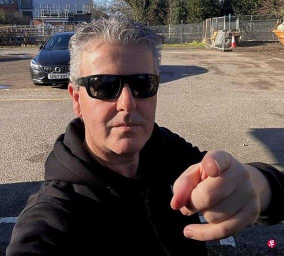 英国钢琴家伦敦街头举青天白日旗 台外交部表示欢迎