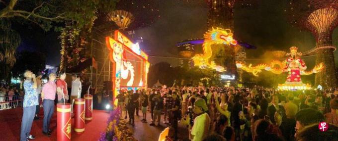 巨龙腾空扬威滨海花园 鞭炮迎新喜临春到河畔