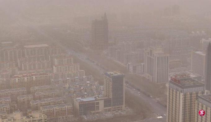 新疆出现特强沙尘暴 逾四万人滞留甘肃酒泉