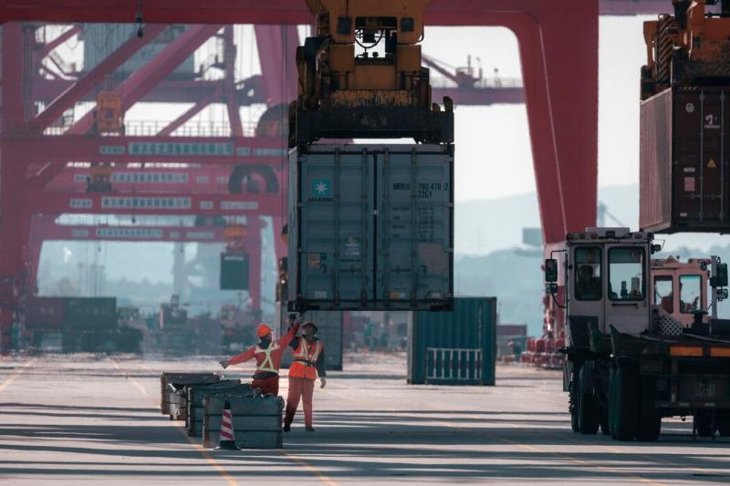 中国江苏省的南京港。美国和中国之间的高关税产品贸易额已下降。