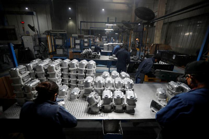 墨西哥北部工业中心萨尔蒂约的一家工厂。墨西哥是美国消费者和企业去年转向购买汽车零部件、鞋子、玩具和原材料的市场之一。