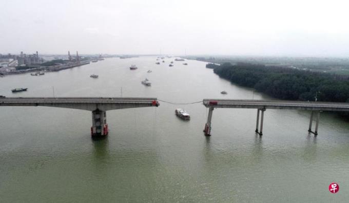 广州一大桥被货船撞断 五人遇难