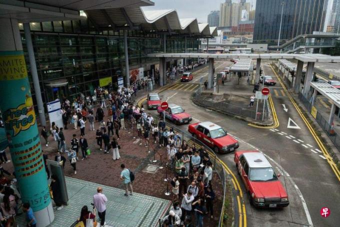 香港“撤辣”后楼市温和反弹 港岛豪宅售楼处大排长龙