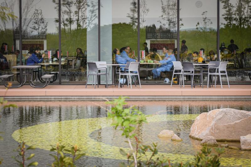 午餐时间的晶圆厂工人。