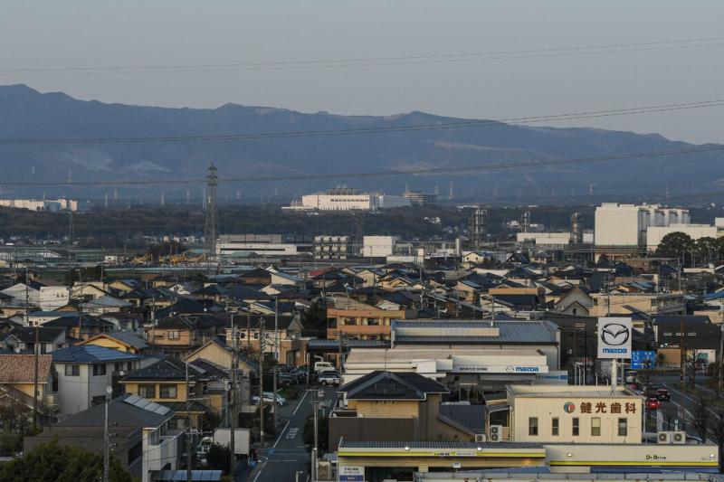 “刚开始时我发觉很难适应这么长的工作时间,”台积电晶圆厂的一名日本工人说。