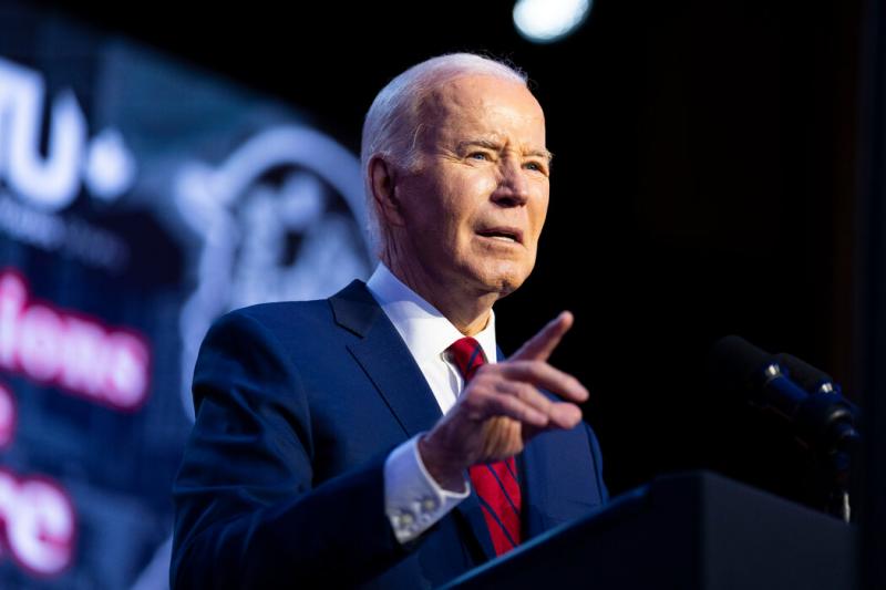 拜登总统周三签署了对外援助法案。其中有些条款可能会让他的连任竞选团队感到头疼。