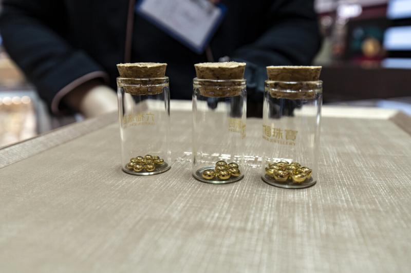 在中国,许多年轻人把攒金豆作为一种可以负担得起的投资。