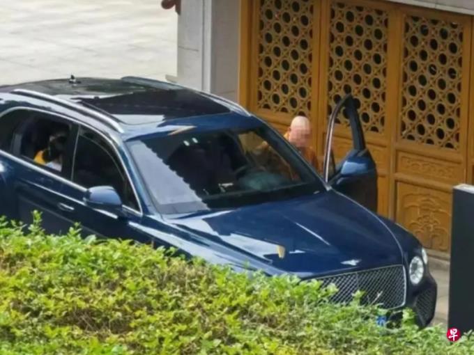 僧人开宾利 海宁市佛协:为信众代驾