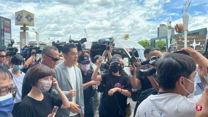 胡歌与上海台办主任抵台 话题登微博热搜