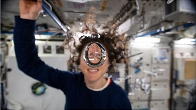 国际空间站的微重力环境会对人体产生重大影响,这对人类进一步探索太阳系将是一个挑战。