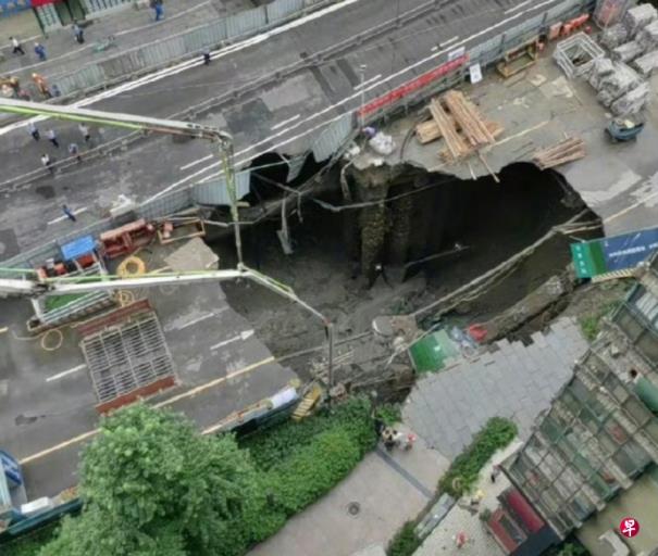 成都在建地铁13号线发生路面坍塌