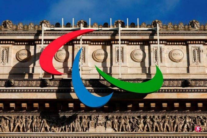 巴黎奥运会开幕前 凯旋门展示巨型残奥会标志