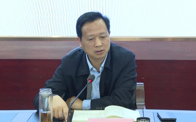 李镇江身为县委主要负责人,亦官亦商、追名逐利、搞随意决策,在全县“群众主题活动”中搞形式主义