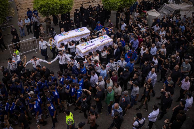 六岁的阿米拉和她10岁的哥哥哈桑·法德拉在黎巴嫩贝鲁特郊区达希耶的以色列空袭中丧生,亲属和真主党支持者抬着他们的棺材。