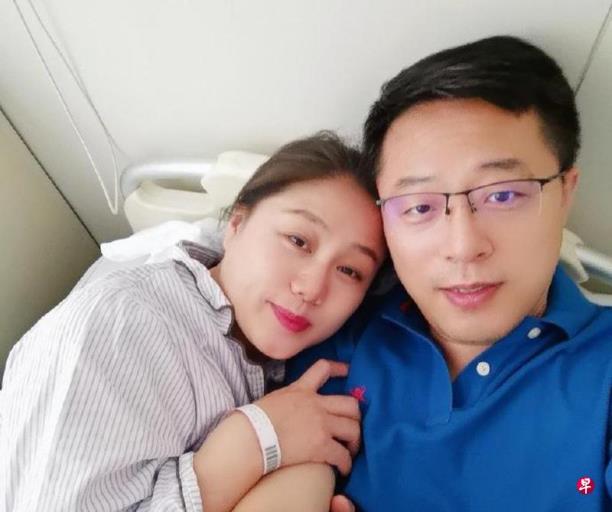 赵立坚妻子再秀恩爱合照赞丈夫是最优秀党员