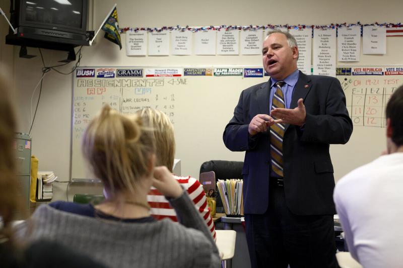 2007年当选国会议员后不久,沃尔兹向曼卡托西高中的学生发表讲话。沃尔兹职业生涯的早期曾担任教师和橄榄球教练。