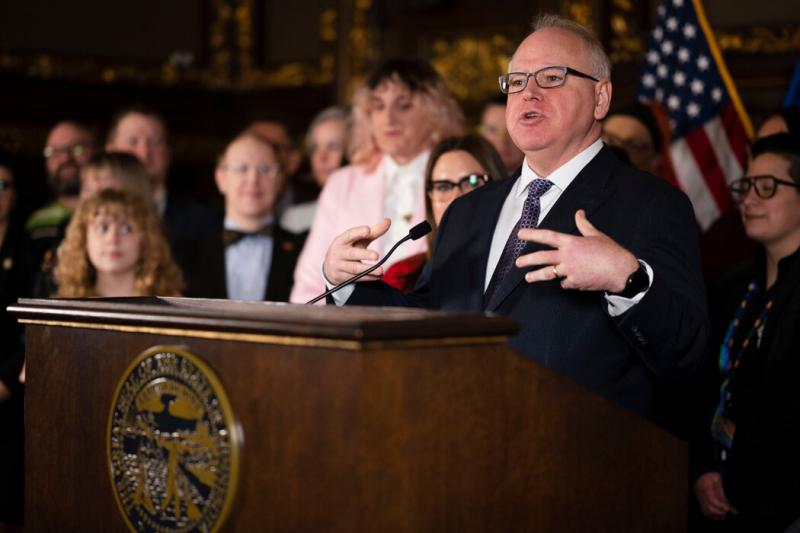 沃尔兹在明尼苏达州圣保罗市的国会大厦签署一项法案。去年3月。沃尔兹竞选州长时打出的口号是“一个明尼苏达”,但他担任州长期间的行为让许多共和党选民感到被疏远。