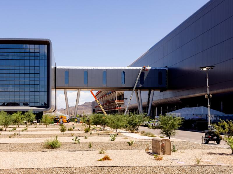 台积电曾表示,将在菲尼克斯的基地建设三家工厂。