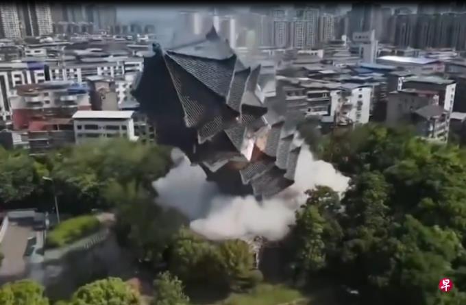 【视频】四川历史保护建筑文华楼被爆破拆除 官方:已成危楼