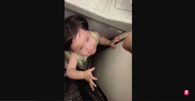 下午察:飞机上哭闹的孩子该如何教育?