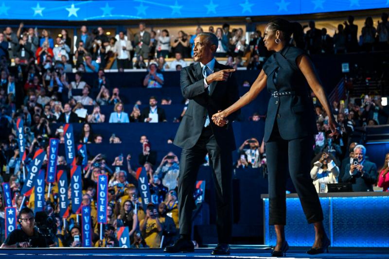 前总统贝拉克·奥巴马在民主党全国大会第二晚开玩笑说,他“感觉已经准备好了——即使我是唯一一个愚蠢到在米歇尔·奥巴马之后发言的人”。