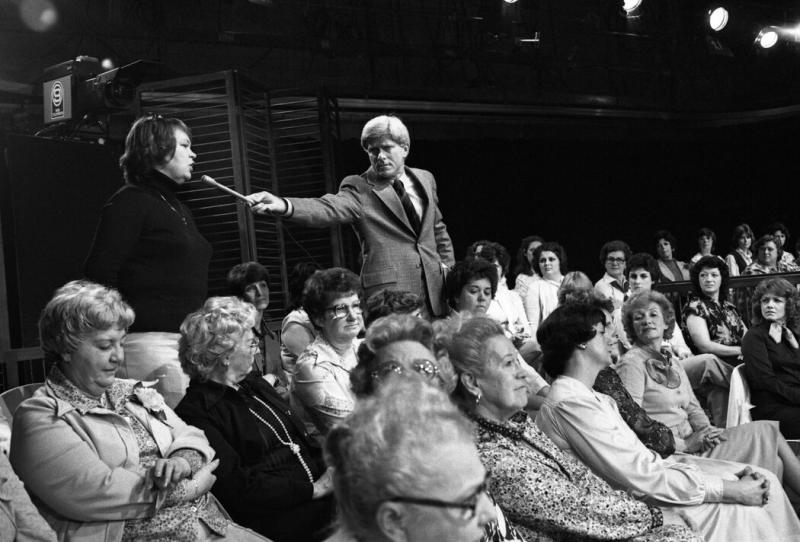 与约翰尼·卡森拿自己的离婚开玩笑、爱挖苦人的大卫·莱特曼或热衷于风流事的杰里·斯普林格等其他电视节目主持人不同,菲尔·多纳休(上方,摄于1979年)在许多女性观众心目中扮演了代理丈夫的角色。