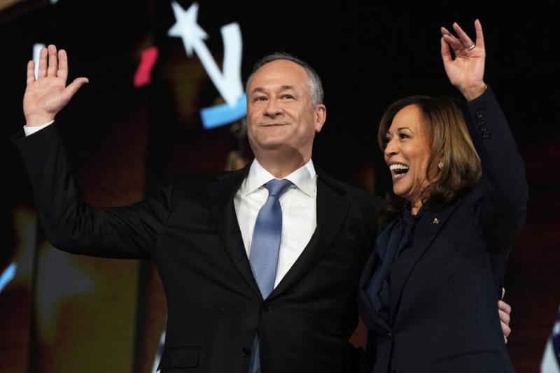 上周在芝加哥举行的民主党全国大会的最后一晚,副总统贺锦丽和她的丈夫道格·艾姆霍夫。