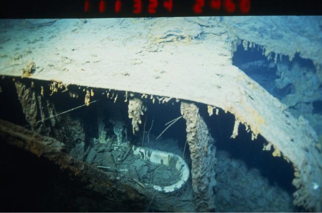 随着金属结构的腐化,泰坦尼克号的甲板正在坍塌