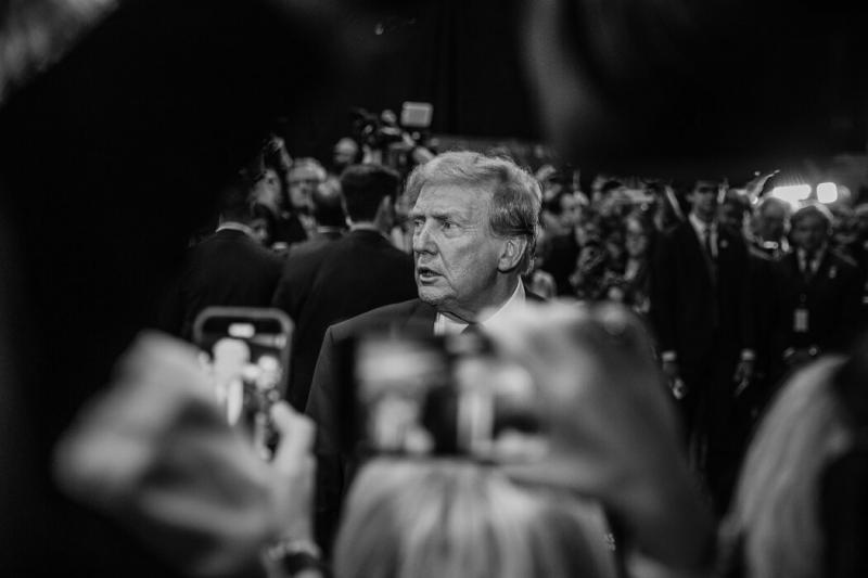 辩论结束后,特朗普总统在采访室。