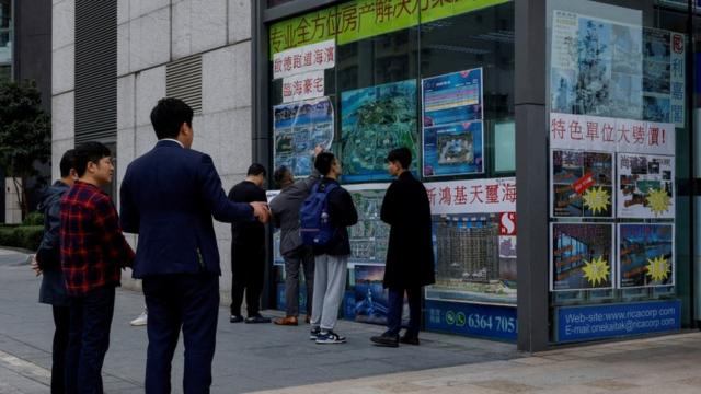 地产经纪正向客人推销楼盘(27/2/2024)