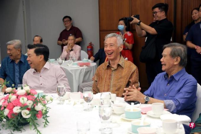 李显龙与退休议员们欢聚:古今多少事 都付笑谈中