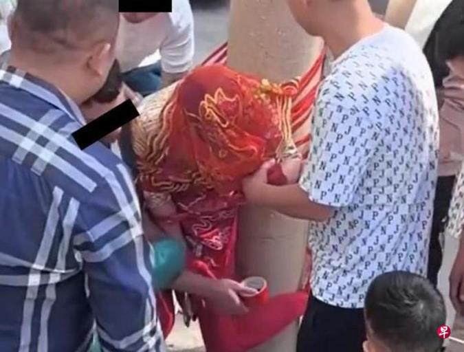 山西新娘被绑在电线杆网民痛批 当事人致歉