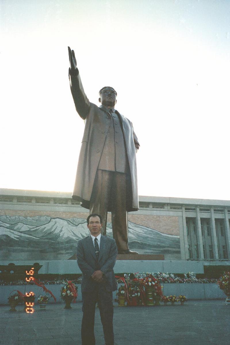 1995年,朴采书在朝鲜的缔造者、金正日的父亲金日成的雕像前拍照。