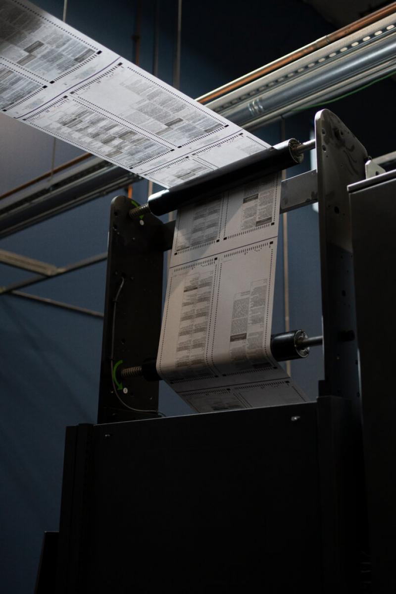 虽然11月5日使用的实际投票过程似乎比之前的选举更安全,但联邦官员一直对登记系统被锁定的可能性进行战棋推演,也许最初看起来像是导致巴尔的摩或亚特兰大的城市服务关闭的那种勒索软件攻击,或者西雅图机场受到的攻击。