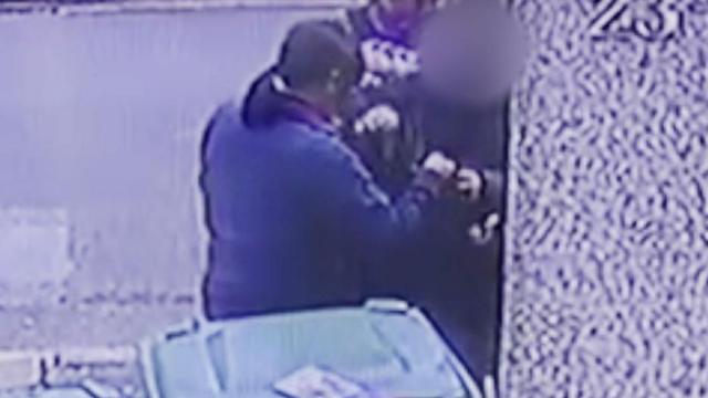 一张闭路电视上的模糊画面,显示她的母亲正将装有贵重物品的塑胶袋交给骗子。