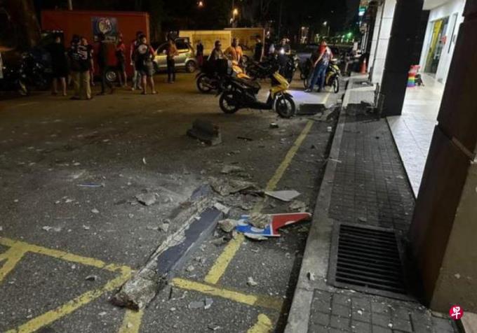 马六甲披萨店外墙碎块坠落 砸中七岁男童送院不治