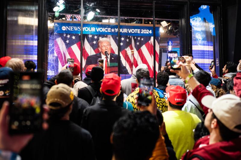 民众在曼哈顿时报广场观看特朗普在大举夜发表演讲。