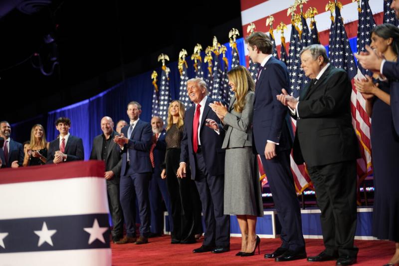 周三凌晨,特朗普在佛罗里达州棕榈滩向支持者发表讲话。