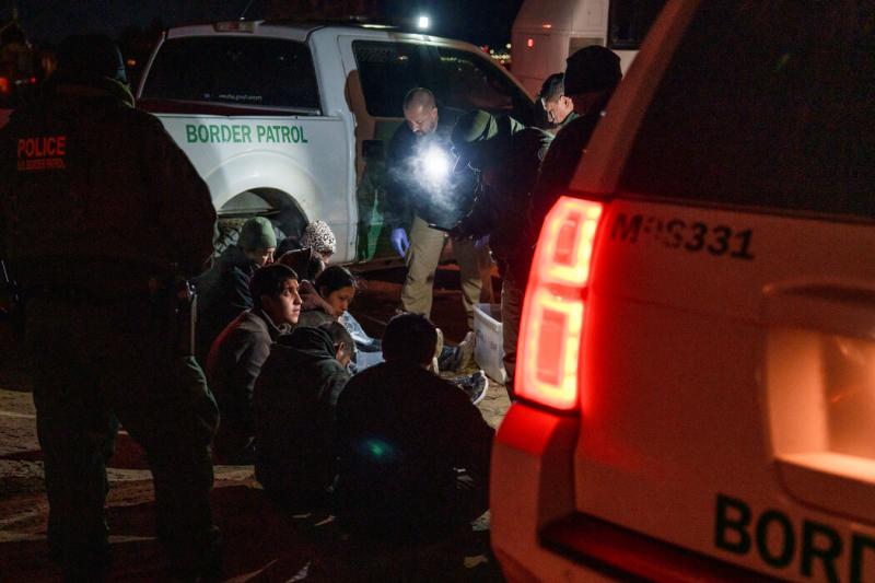 周一,在新墨西哥州桑兰帕克的美墨边境,移民被美国边境巡逻队特工拘捕后接受身份审核等处理程序。