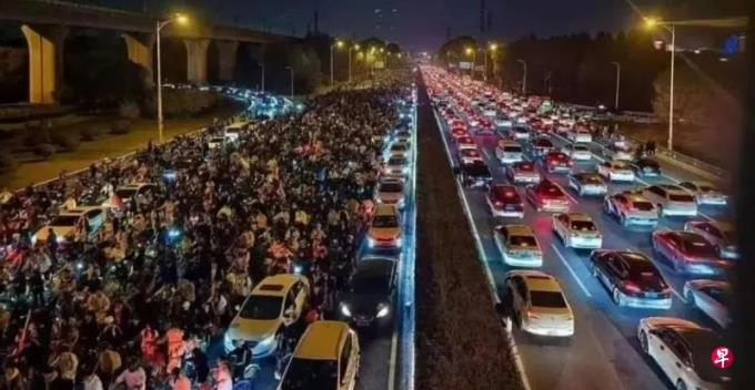 郑州大学生夜骑开封致交通拥堵 官方叫停活动