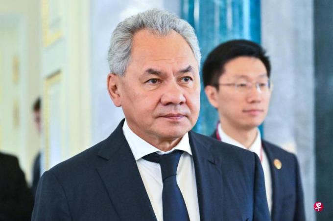 俄前国防部长绍伊古周一起访华