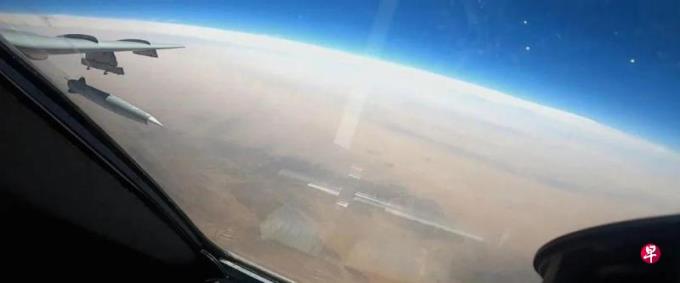 “航母杀手”鹰击-21空射型弹道导弹亮相珠海航展