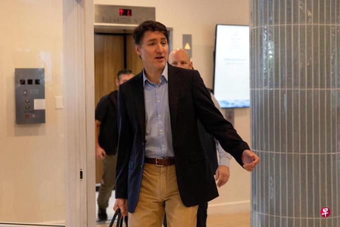 特朗普警告金砖国家 削弱美元地位将面临100%关税